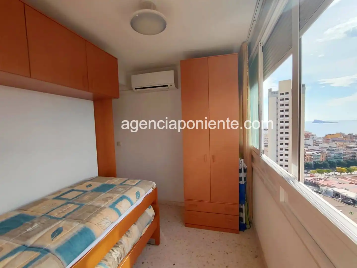 Habitación de Apartamento de alquiler en Benidorm con Aire acondicionado, Terraza y Amueblado