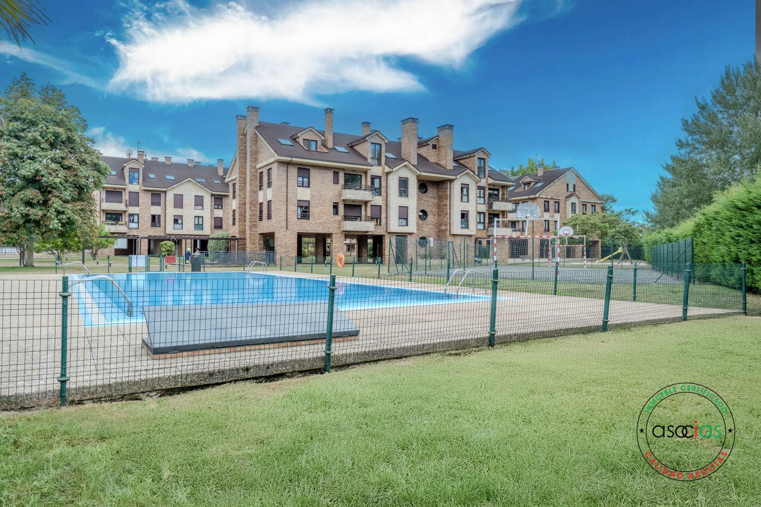 Piscina de Piso en venta en Gijón  con Calefacción, Jardín privado y Terraza