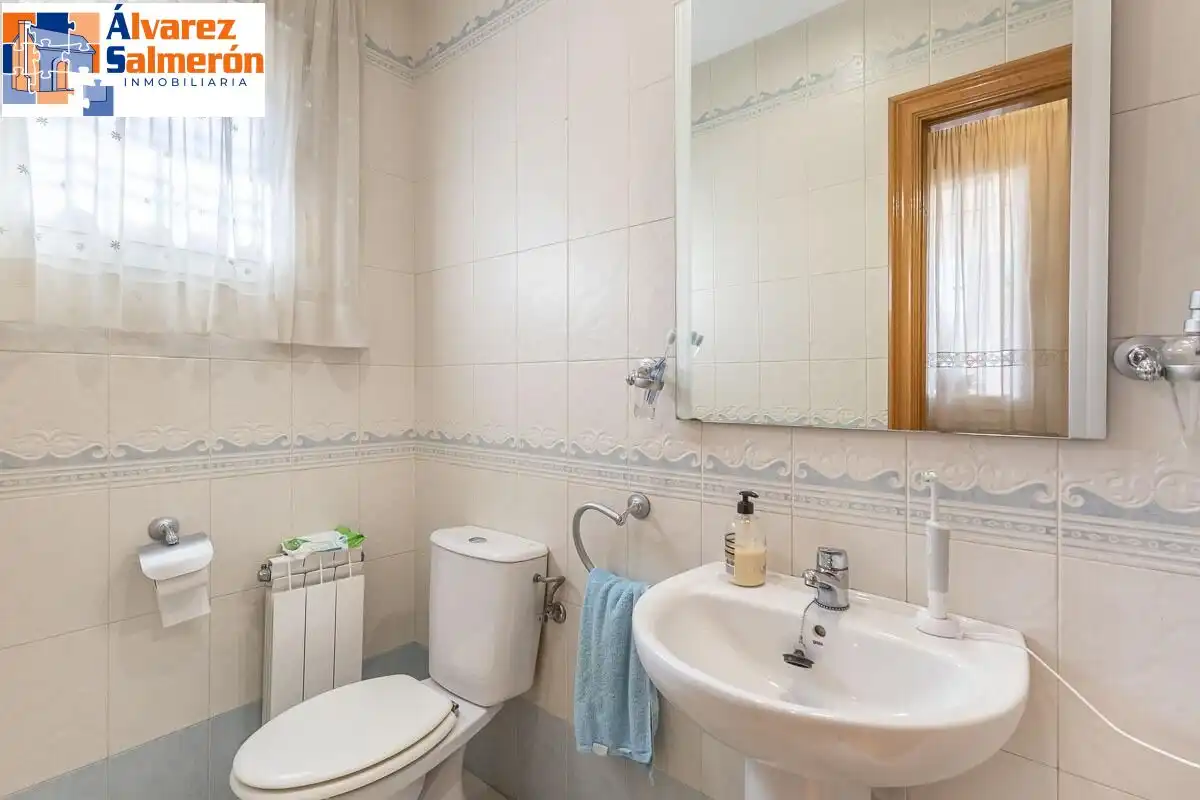 Badezimmer von Einfamilien-Reihenhaus zum Verkauf in Granada mit Privatgarten, Terrasse und Schwimmbad