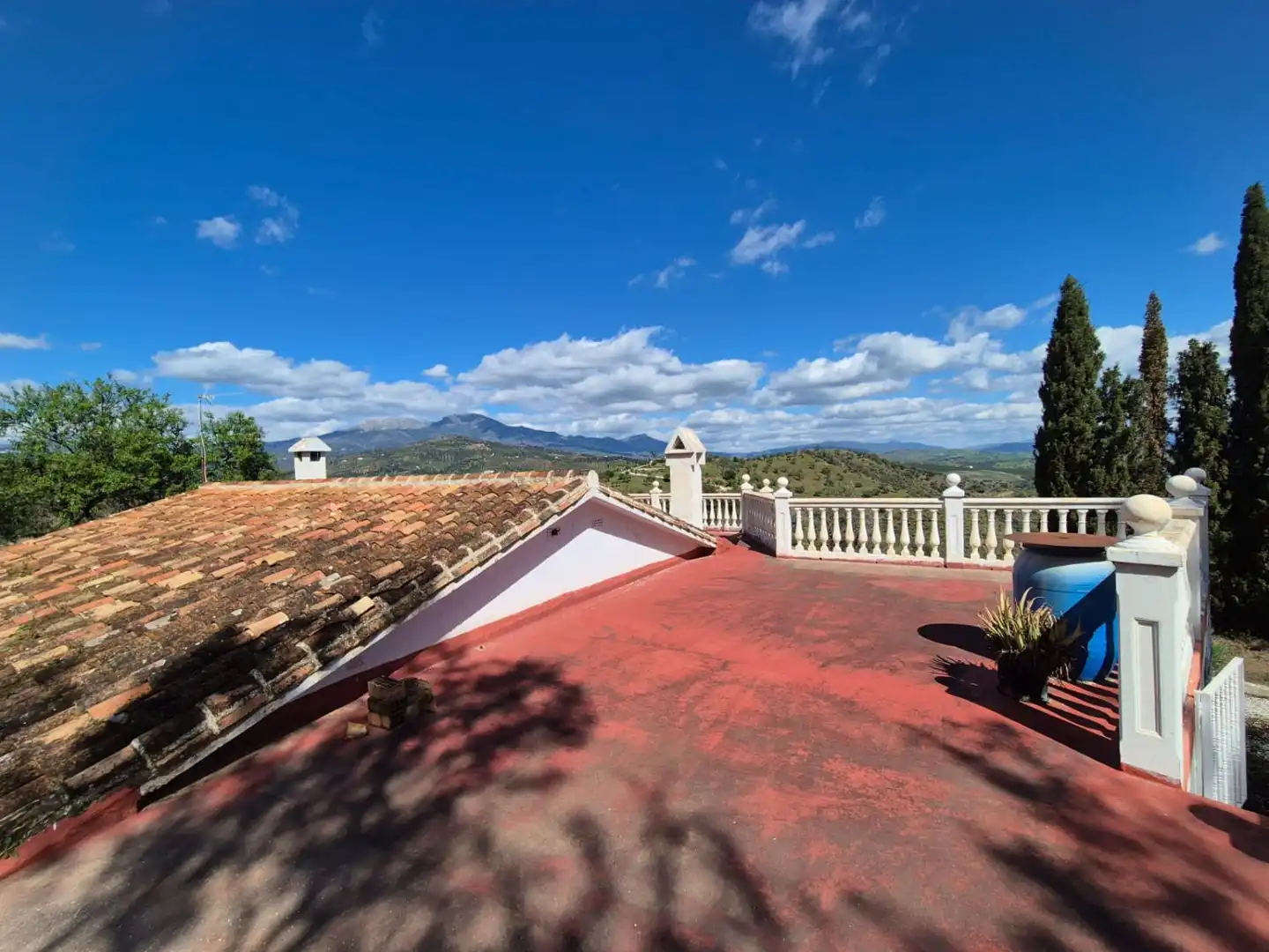 Vista exterior de Finca rústica en venda en Guaro amb Calefacció, Terrassa i Traster