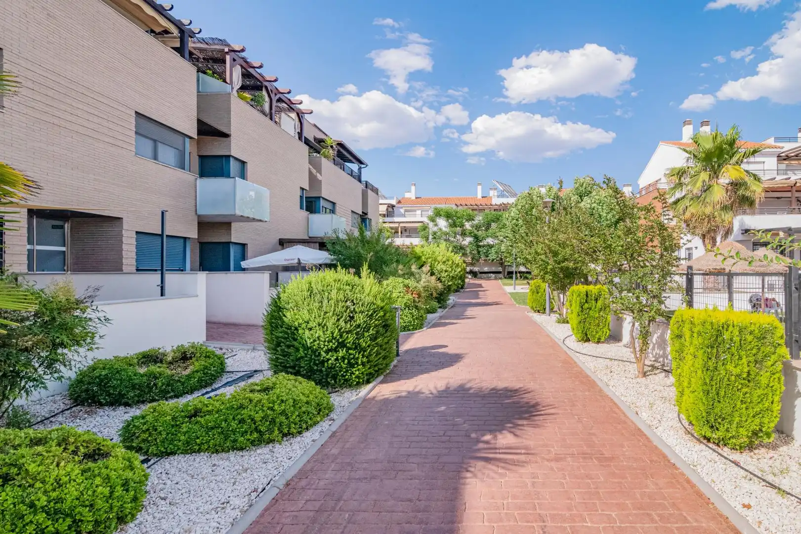 Vista exterior de Pis en venda en Albolote amb Jardí privat, Terrassa i Moblat