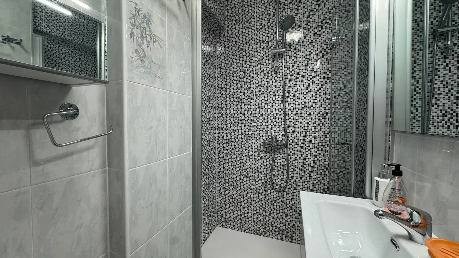 Badezimmer von Wohnung zur Miete in Santander mit Heizung, Parkett und Abstellraum