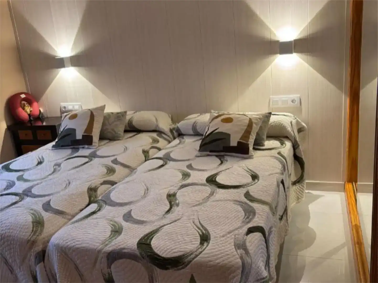 Schlafzimmer von Erdgeschoss zum Verkauf in Plasencia mit Klimaanlage und Schwimmbad