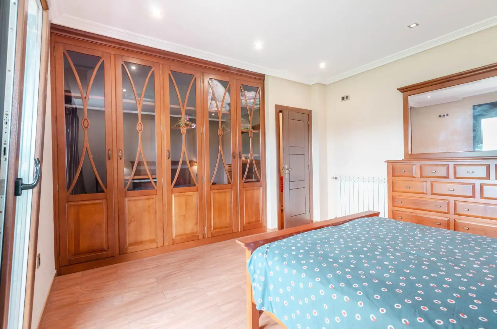 Habitación de Casa o chalet en venta en Santo Adriano con Calefacción, Piscina y Alarma