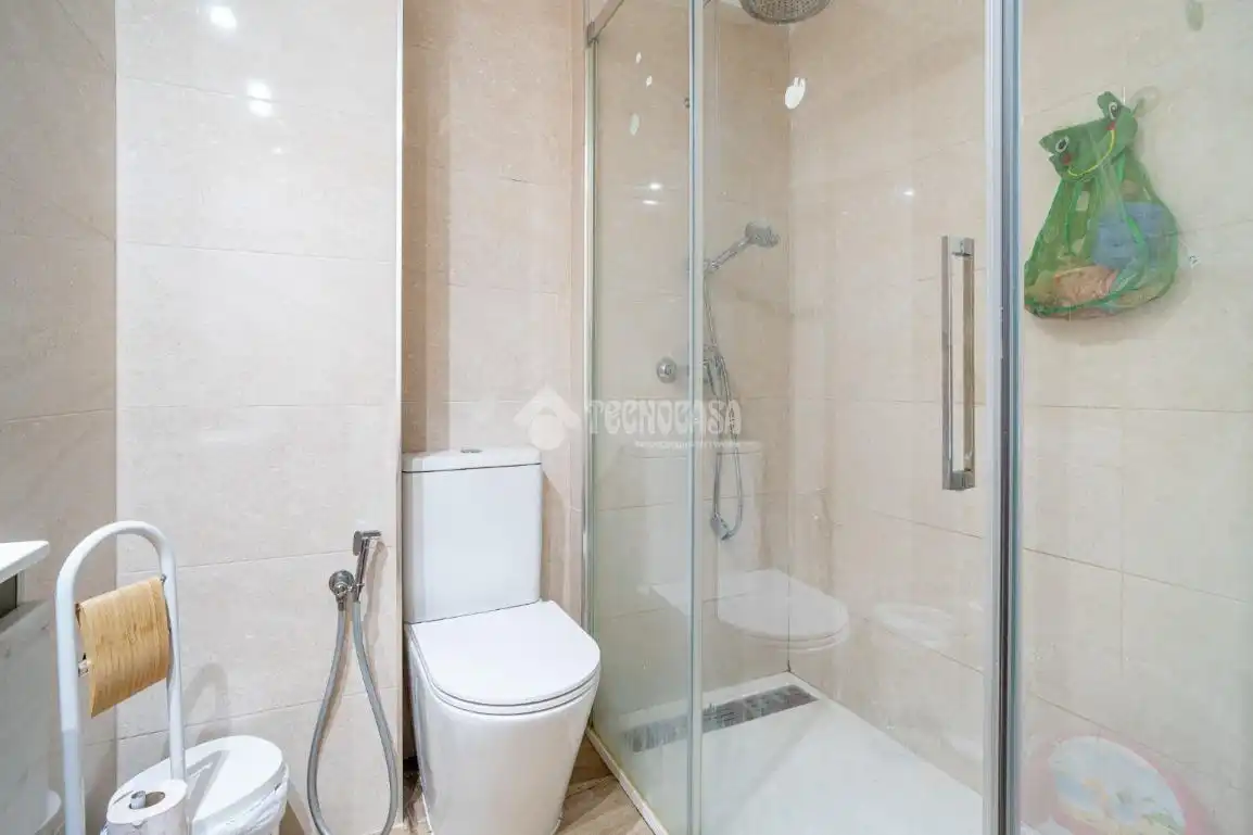 Bathroom of Flat for sale in Granada  with Air Conditioner, Heating and Terrace