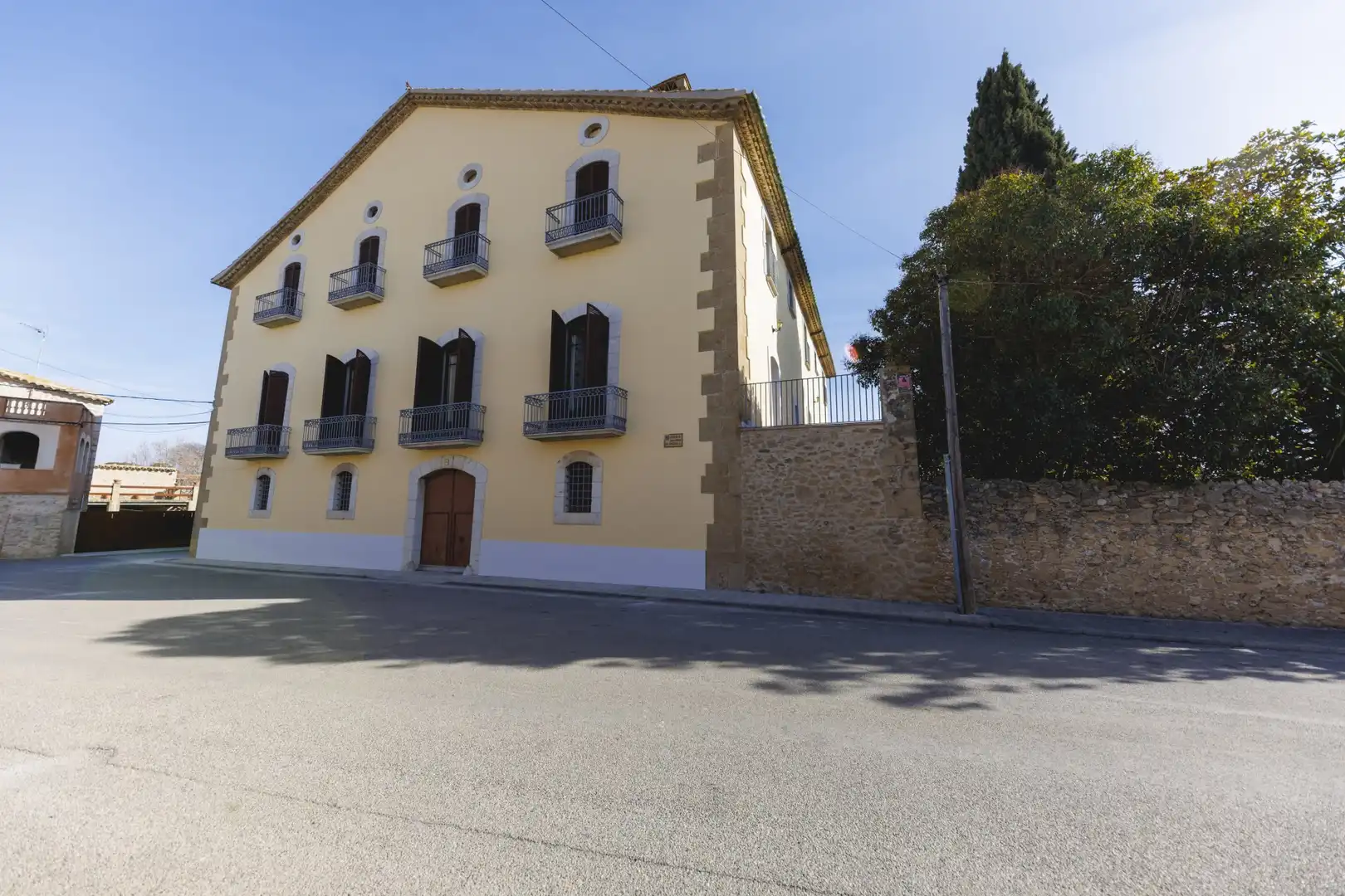 Vista exterior de Finca rústica en venda en Borrassà amb Calefacció, Terrassa i Piscina