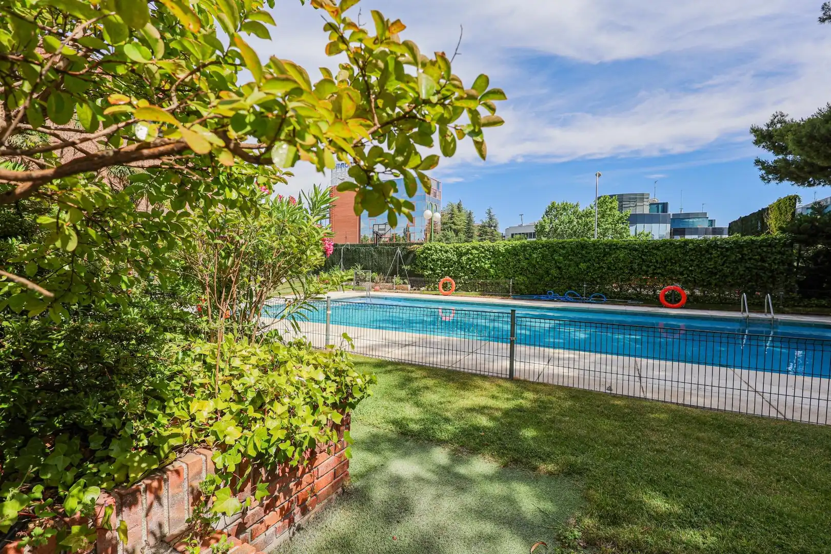 Piscina de Apartament de lloguer en Madrid amb Aire condicionat, Calefacció i Parquet