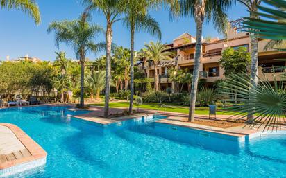 Vista exterior de Àtic en venda en Estepona amb Aire condicionat, Terrassa i Piscina