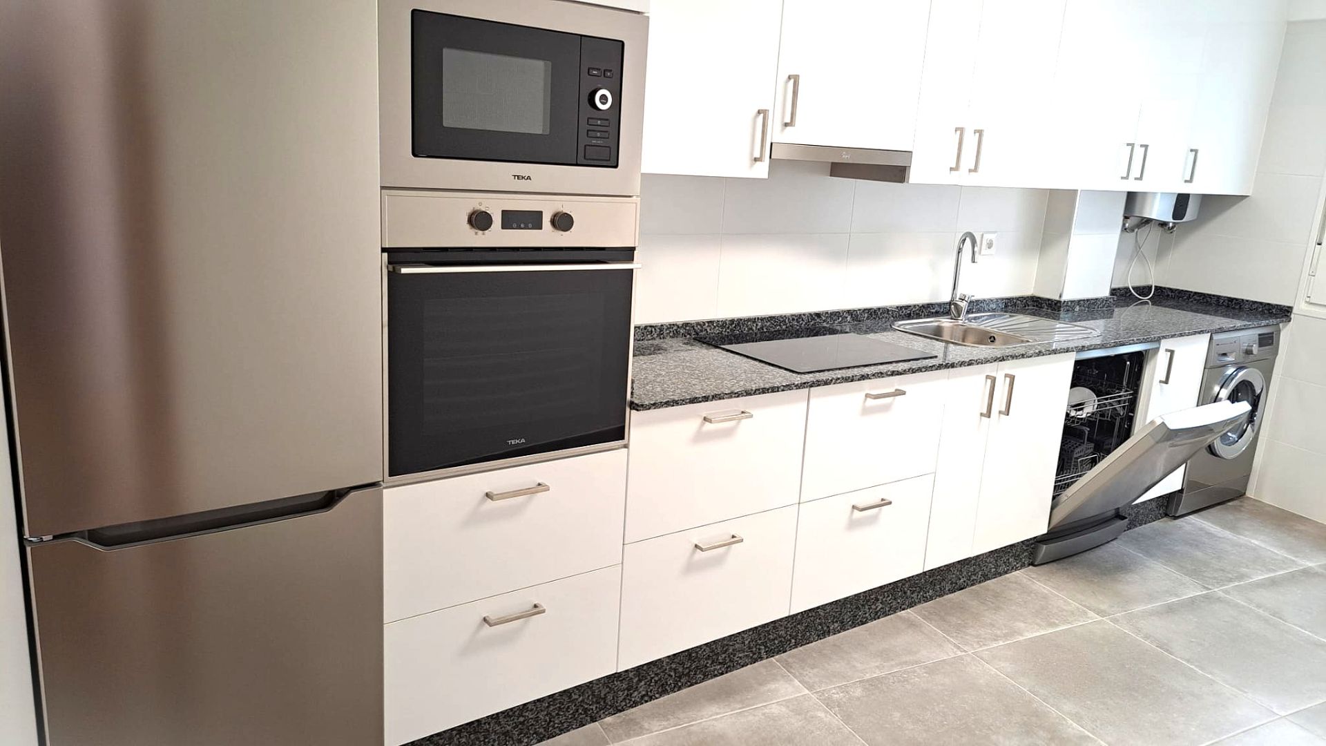 Kitchen of Flat to rent in A Coruña Capital   with Oven, Washing machine and Microwave