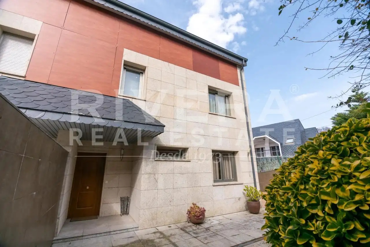 Vista exterior de Casa adosada en venta en Sanxenxo con Calefacción, Jardín privado y Terraza