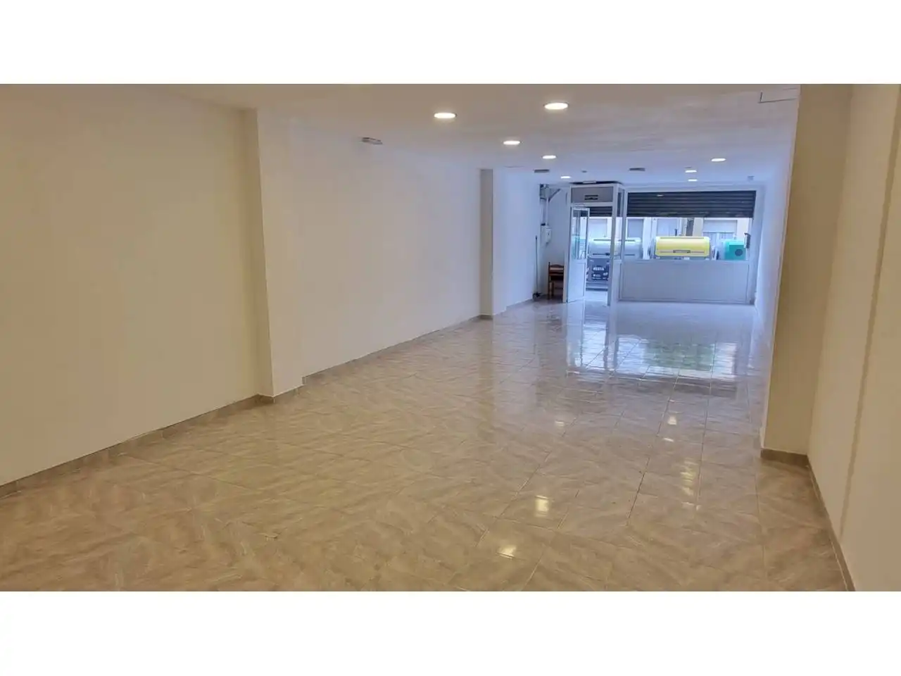 Local comercial en alquiler en Calle Calabria 148, imagen 3