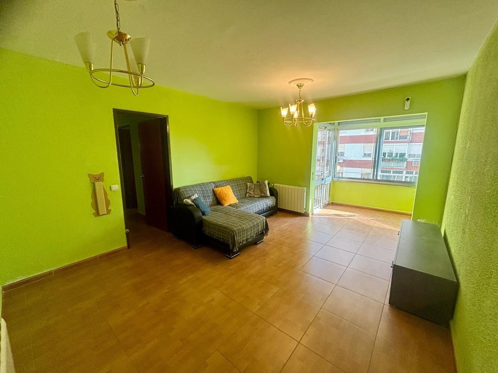 Living room of Flat for sale in  Sevilla Capital  with Heating, Terrace and Alarm