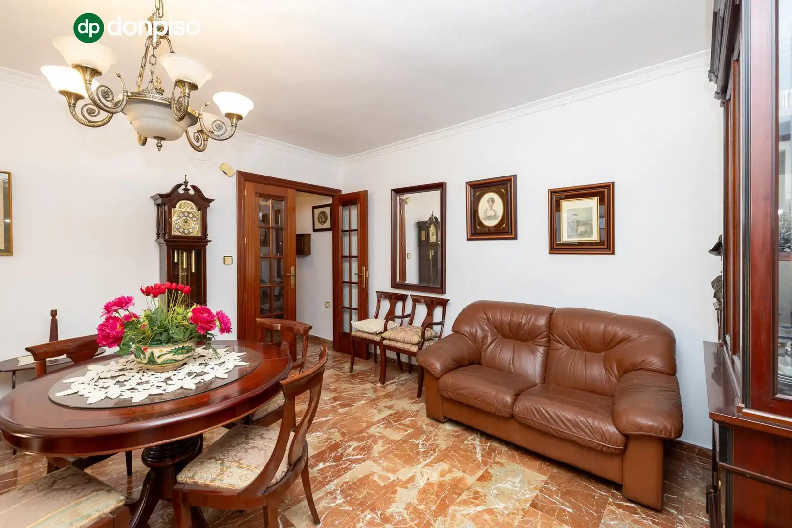 Sala d'estar de Pis en venda en Granada amb Terrassa, Traster i Balcó