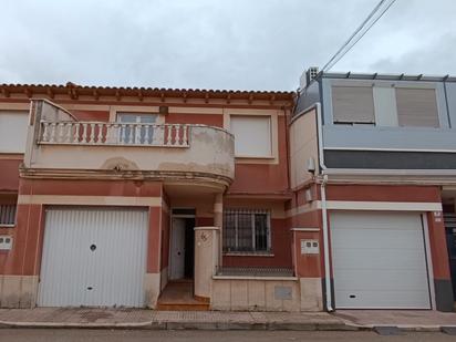 Vista exterior de Casa o xalet en venda en Pedro Muñoz amb Calefacció, Terrassa i Traster
