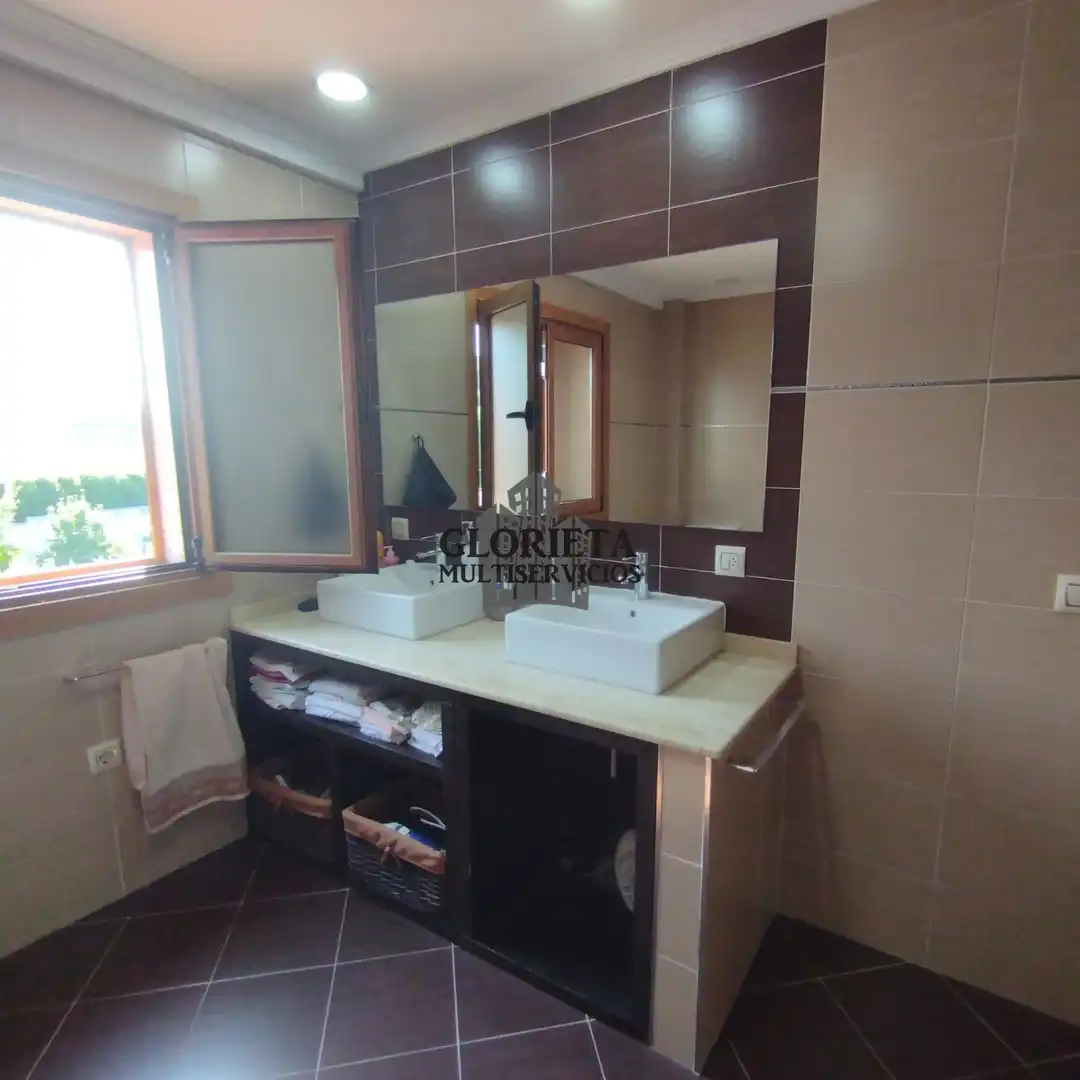 Bany de Casa o xalet en venda en Vigo  amb Calefacció, Terrassa i Traster