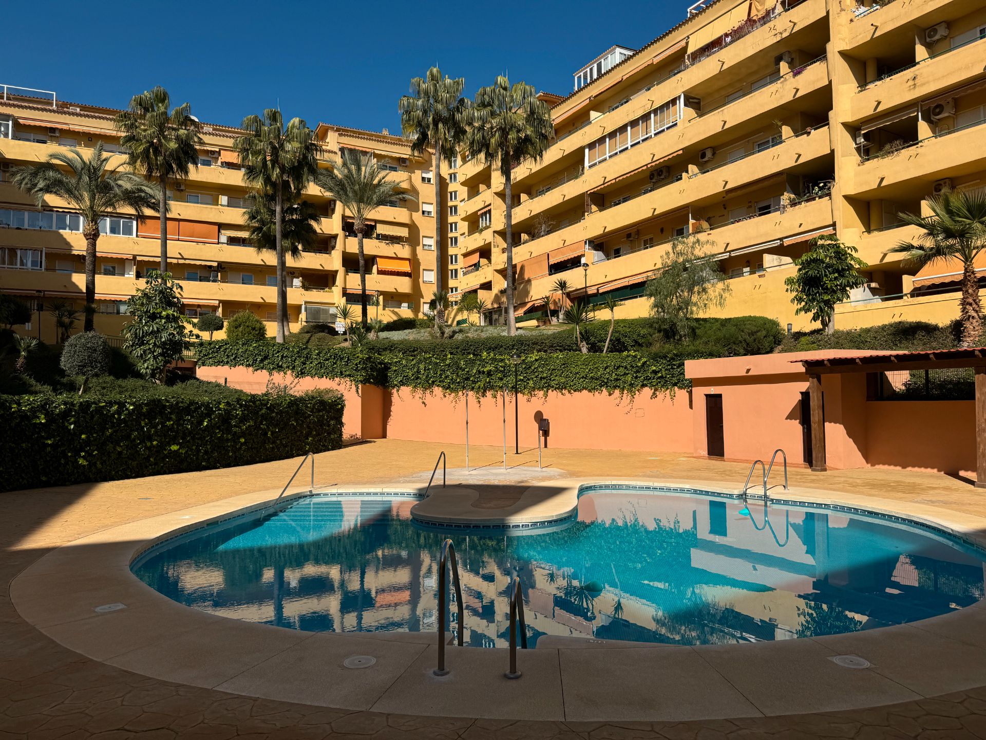 Vista exterior de Pis en venda en Fuengirola amb Terrassa, Moblat i Piscina comunitària