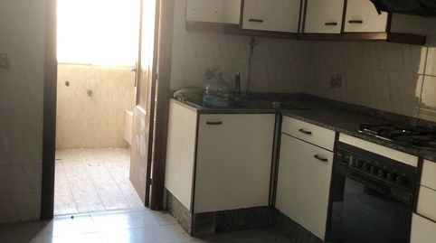casa en pueblo de Negreira en el centro. con bajo comercial en planta baja y en planta alta, cocina, comedor, tres dormitorios