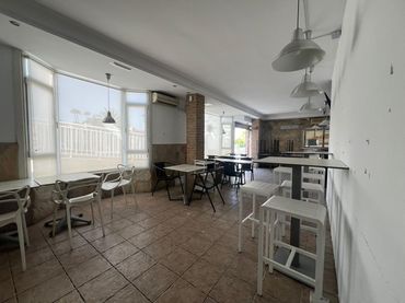 Locale commerciale in affitto a Avenida MOYA 2
