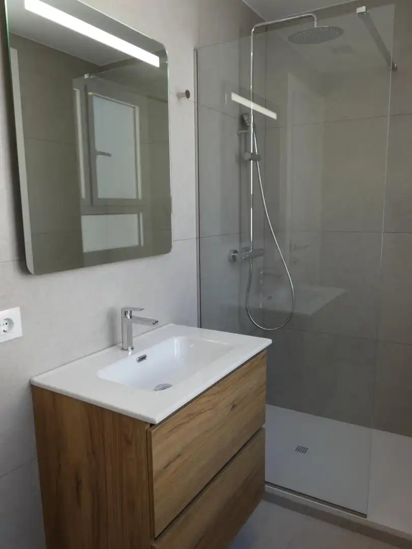 Badezimmer von Dachboden zur Miete in Barcelona mit Parkett