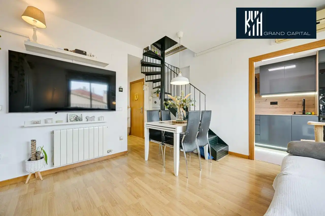 Sala de estar de Dúplex en venta en Salt con Calefacción, Terraza y Balcón