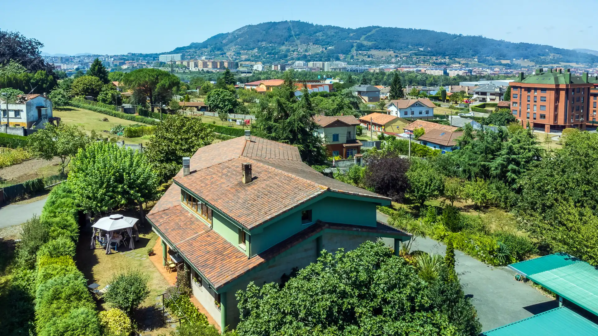 Vista exterior de Casa o chalet en venta en Oviedo  con Calefacción, Jardín privado y Parquet