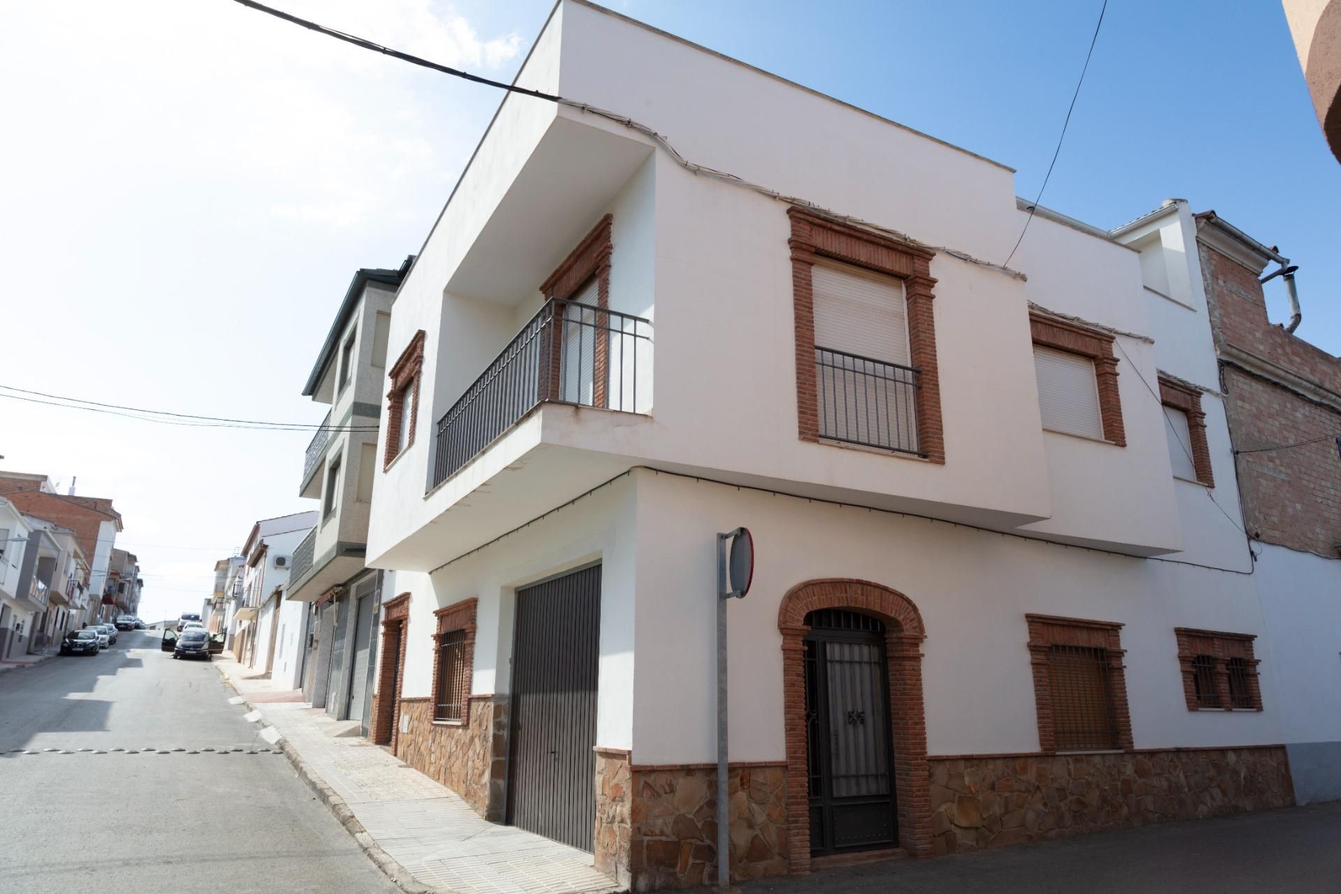 Vista exterior de Casa o xalet en venda en Mengíbar amb Terrassa i Balcó