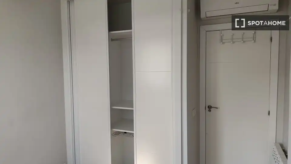 Bedroom of Flat for rent in Madrid  with Air Conditioner, Heating and Furnished