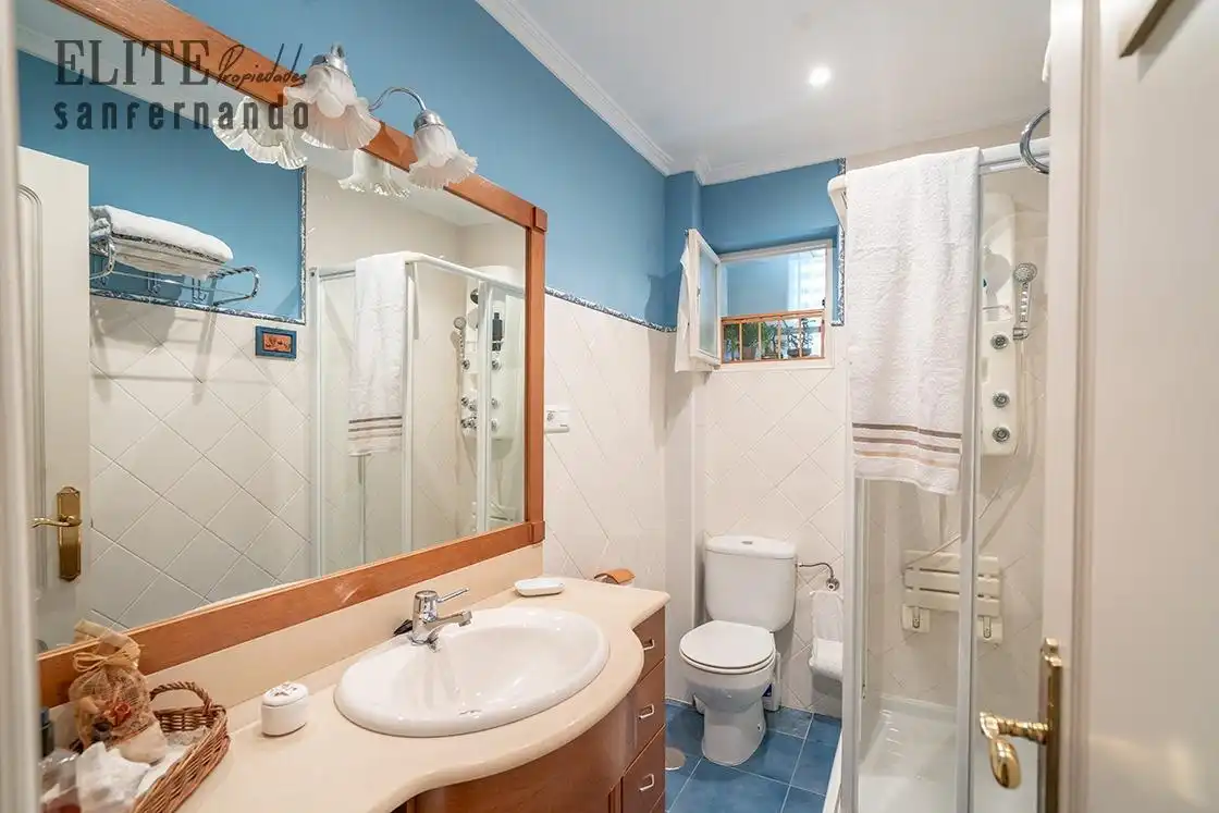 Badezimmer von Wohnung zum Verkauf in Santander mit Parkett