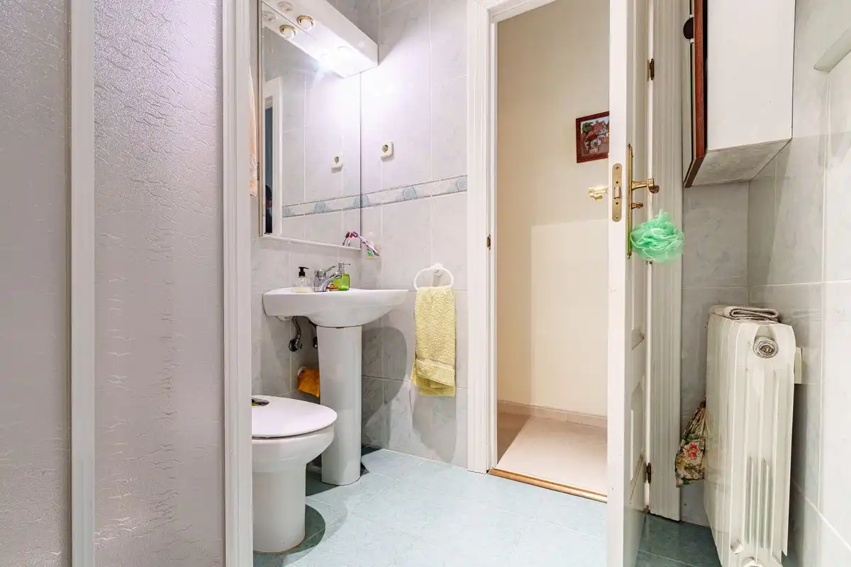 Badezimmer von Erdgeschoss zum Verkauf in Madrid mit Heizung