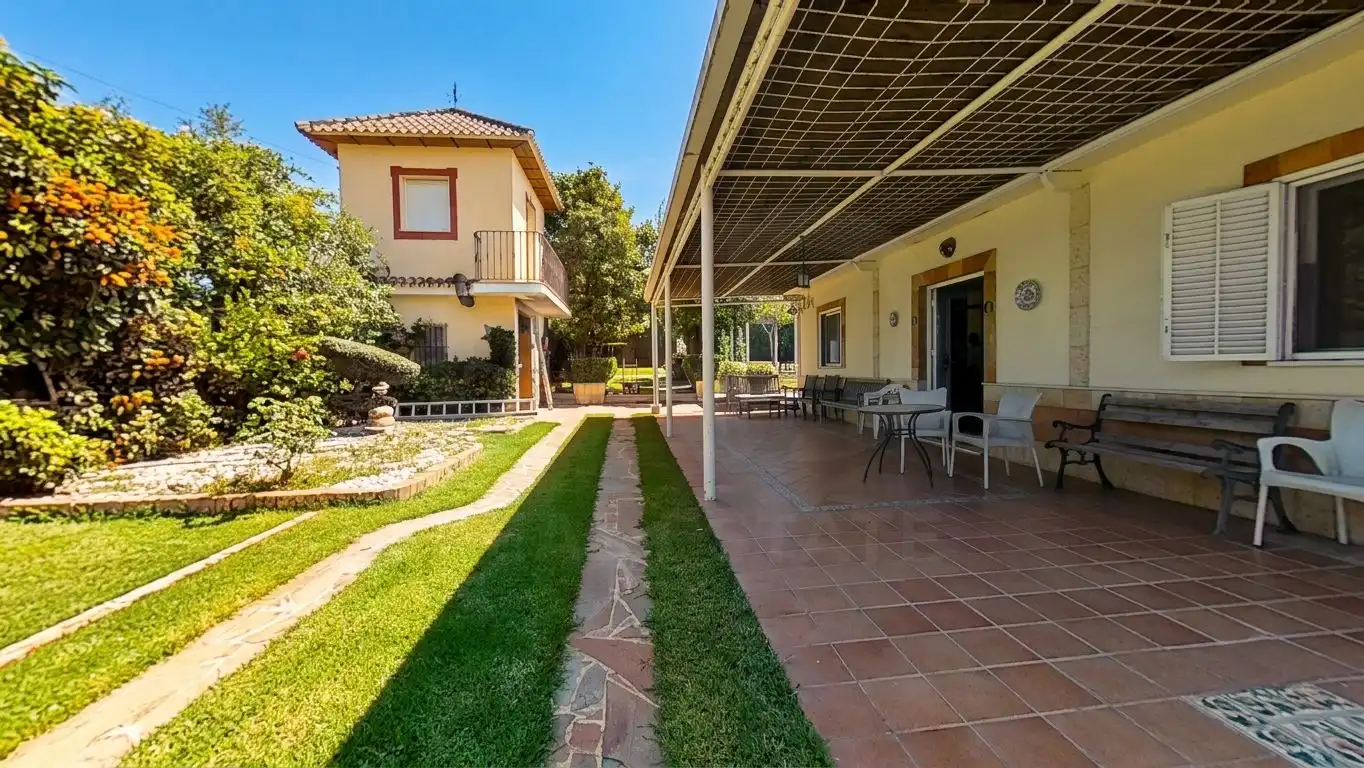 Garden of Houses for sale in Dos Hermanas  with Air Conditioner, Heating and Swimming Pool