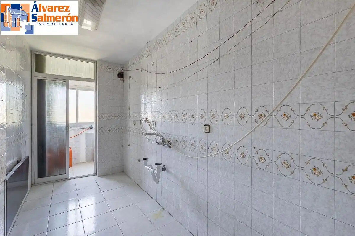 Bathroom of Flat for sale in Granada  with Air Conditioner, Heating and Terrace