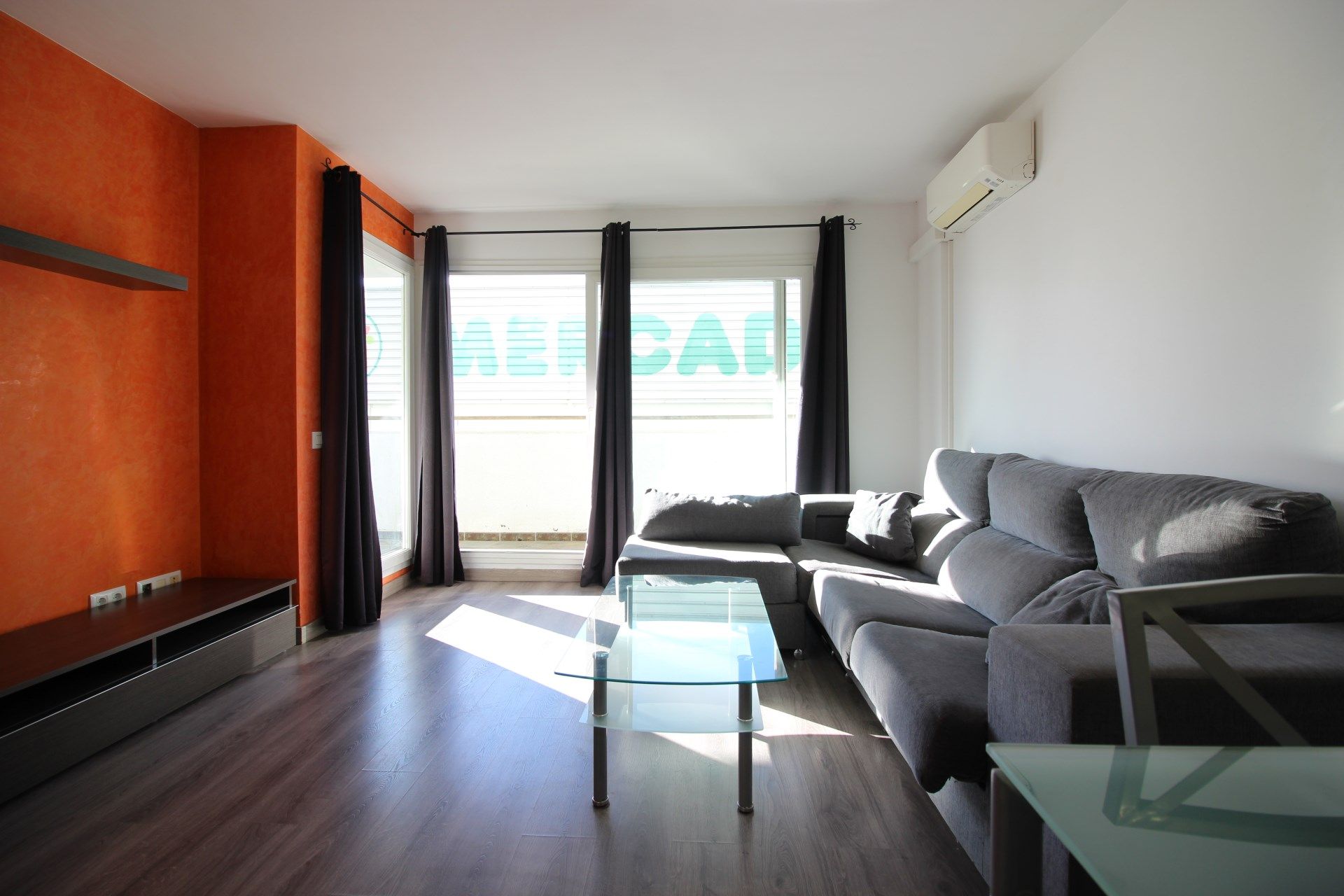 Sala de estar de Piso en venta en Roses con Terraza y Piscina