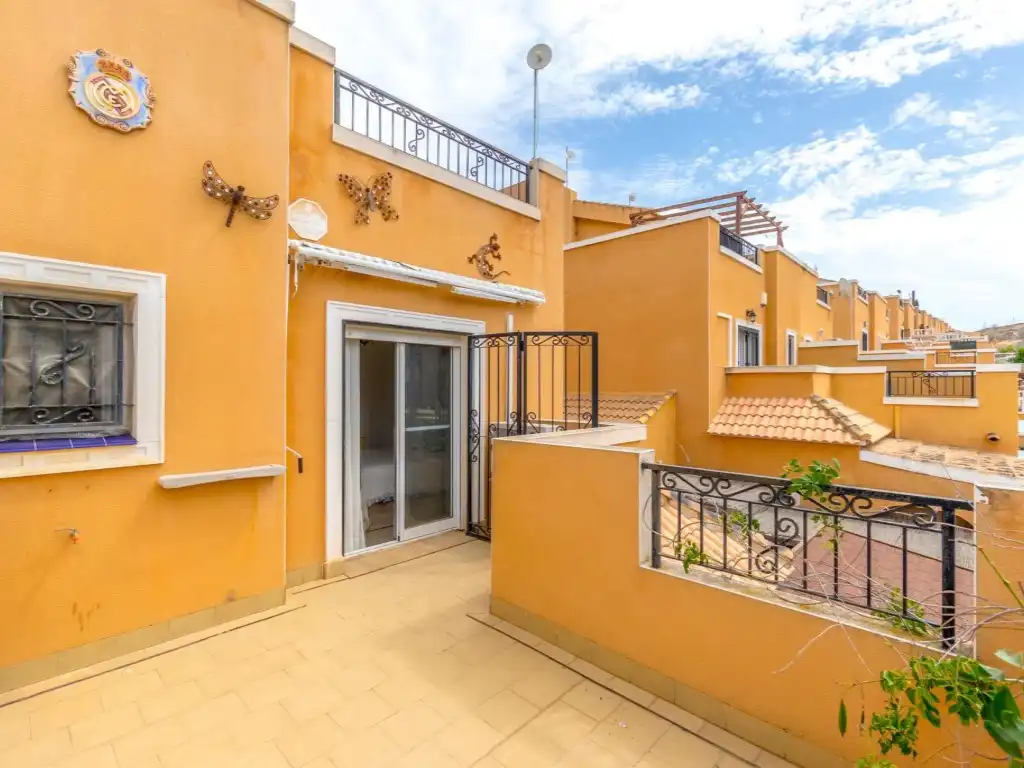 Vista exterior de Casa adosada en venda en Orihuela amb Aire condicionat, Moblat i Piscina comunitària