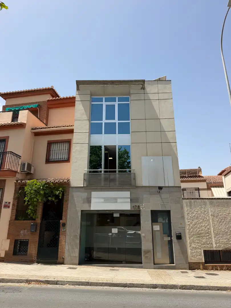 Vista exterior de Casa o xalet en venda en Granada amb Aire condicionat, Moblat i Balcó