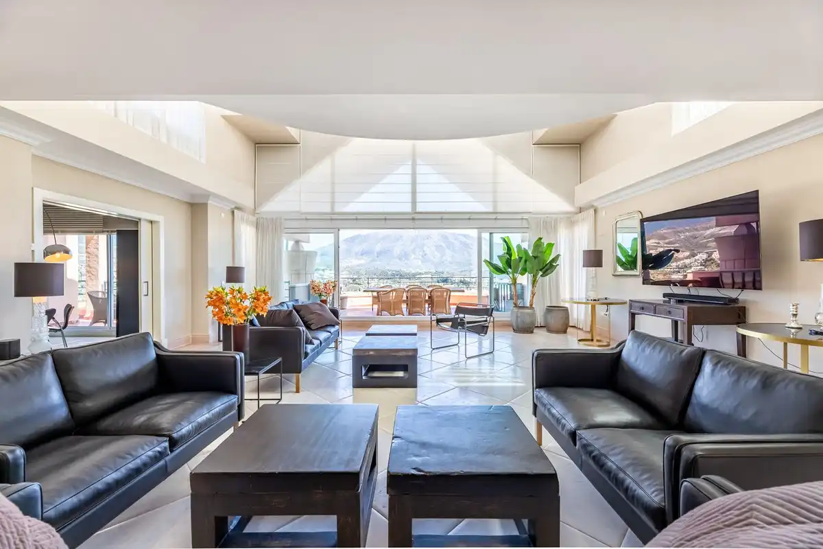 Sala de estar de Ático en venta en Marbella con Aire acondicionado, Terraza y TV