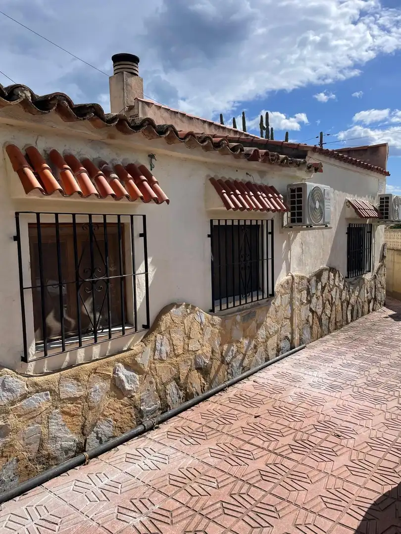 Vista exterior de Casa o chalet en venta en L'Alfàs del Pi con Aire acondicionado, Jardín privado y Trastero