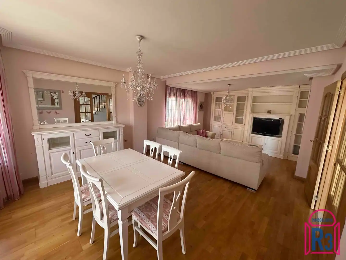 Comedor de Casa adosada en venta en Villaquilambre con Calefacción, Piscina y Amueblado