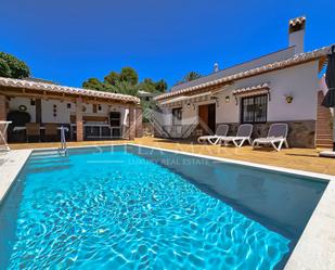 Vista exterior de Casa o xalet en venda en Nerja amb Aire condicionat, Jardí privat i Terrassa