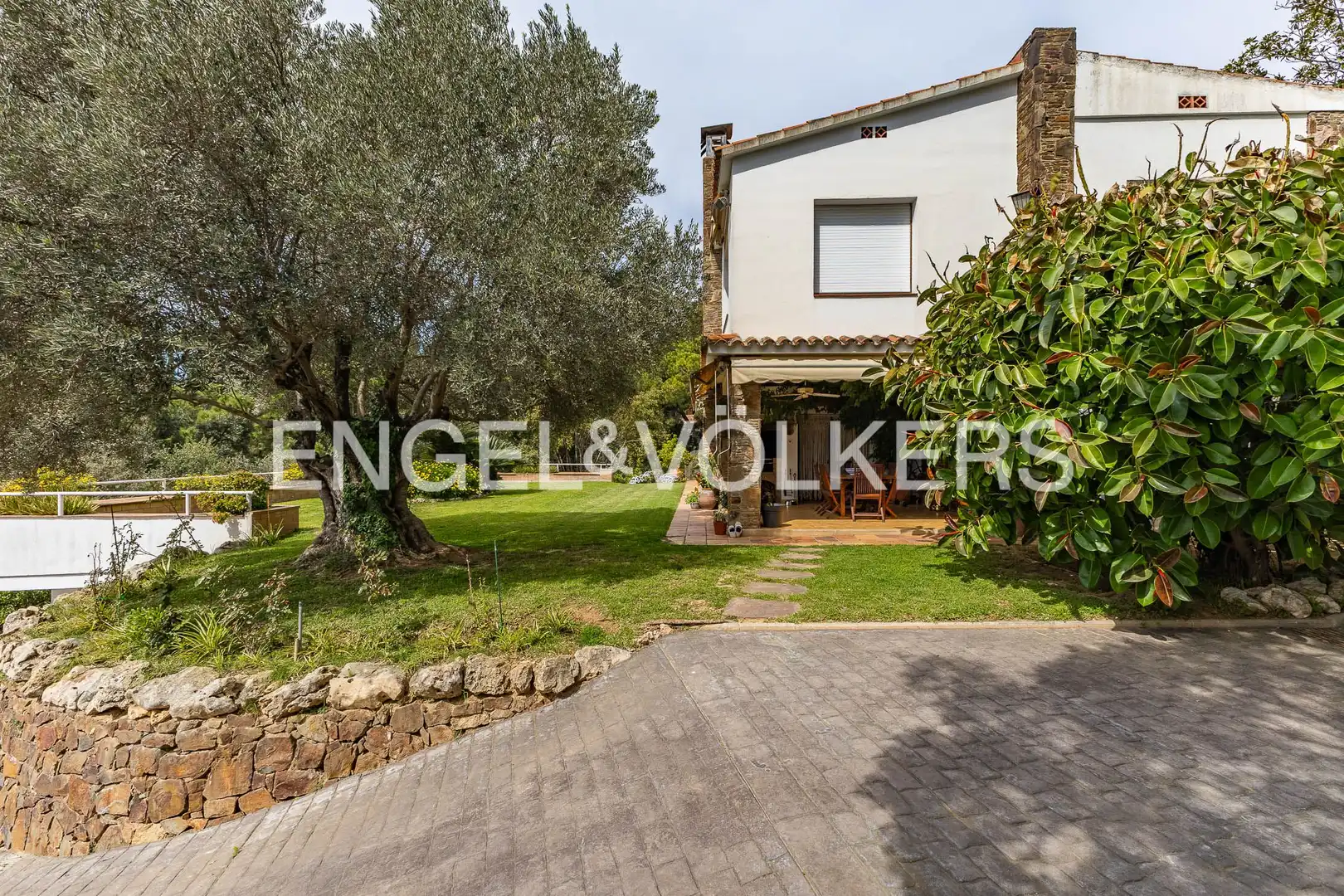 Vista exterior de Casa o xalet en venda en Cerdanyola del Vallès amb Calefacció, Jardí privat i Parquet