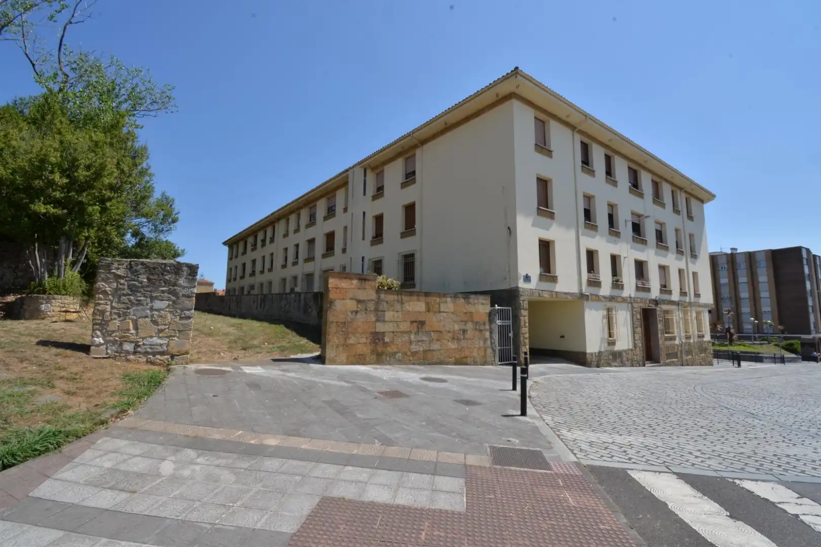 Vista exterior de Pis en venda en Noreña amb Calefacció i Traster