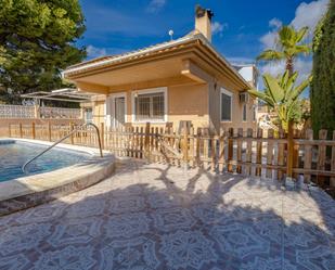 Vista exterior de Casa o xalet en venda en Torrevieja amb Aire condicionat, Calefacció i Jardí privat