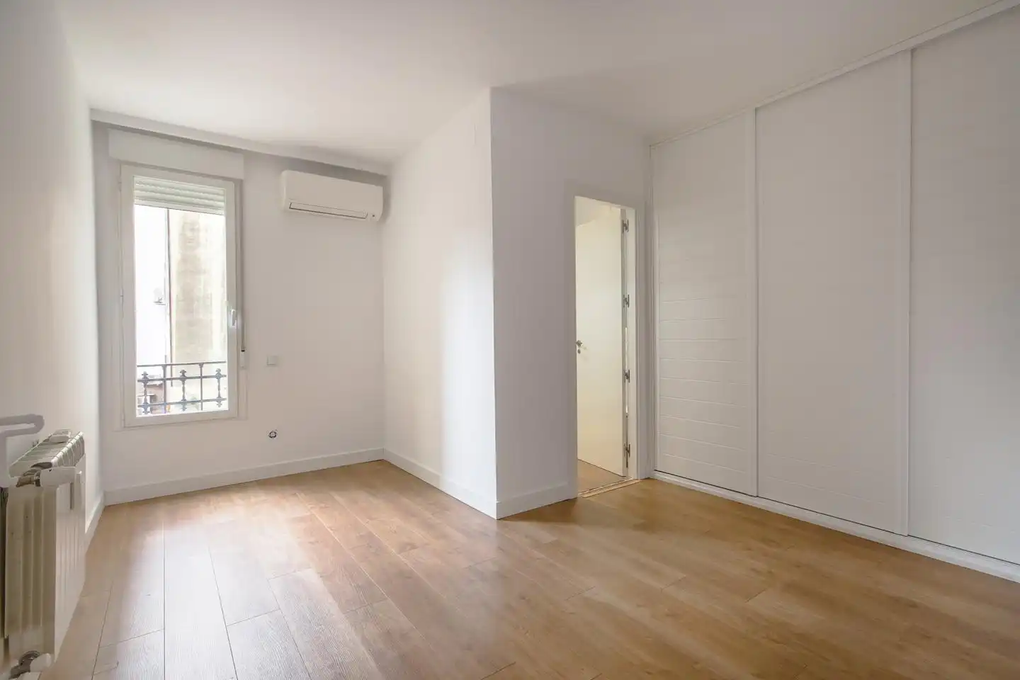 Schlafzimmer von Wohnung zur Miete in Madrid mit Klimaanlage und Heizung
