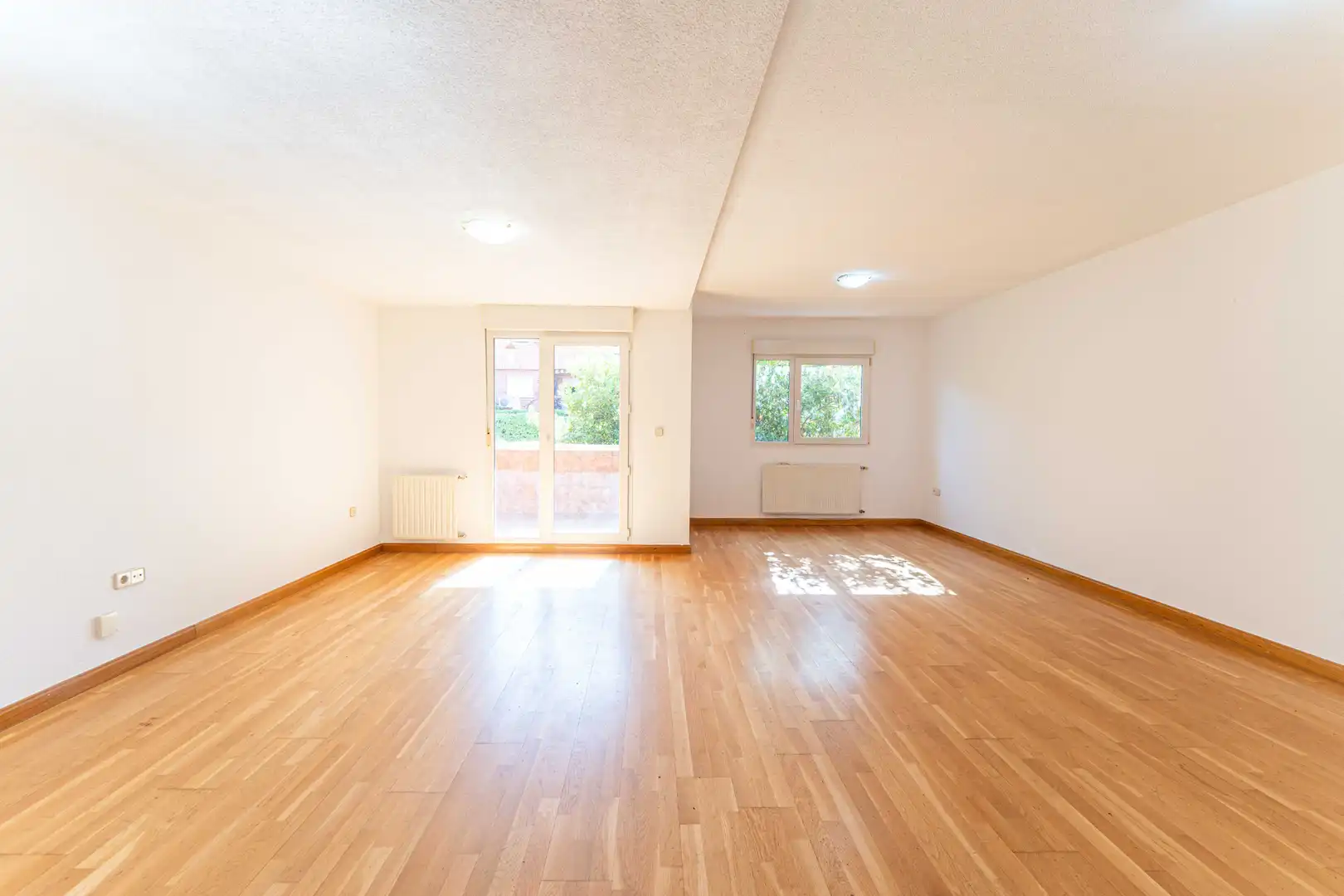 Sala de estar de Casa adosada en venta en Las Rozas de Madrid con Calefacción, Jardín privado y Parquet
