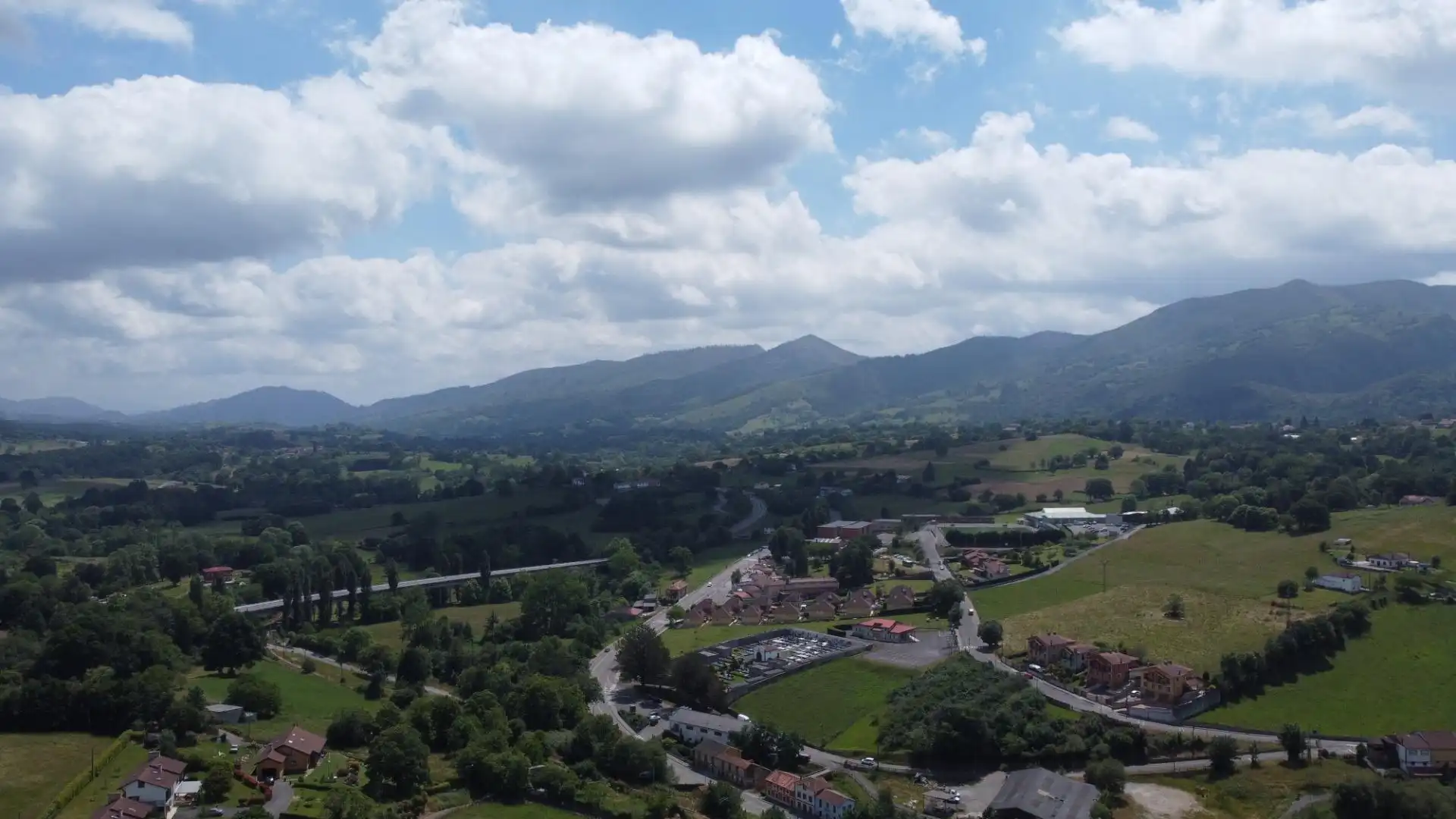 Vista exterior de Casa o xalet en venda en Bimenes amb Calefacció, Jardí privat i Terrassa