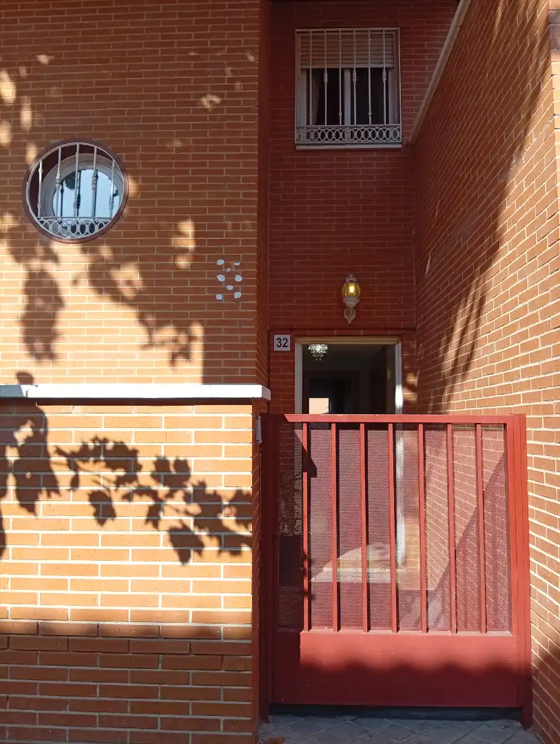 Vista exterior de Casa adosada en venda en Daganzo de Arriba amb Aire condicionat, Calefacció i Jardí privat