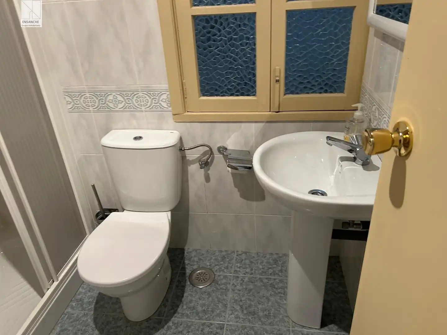 Bathroom of Flat for rent in Santiago de Compostela   with Heating and Furnished