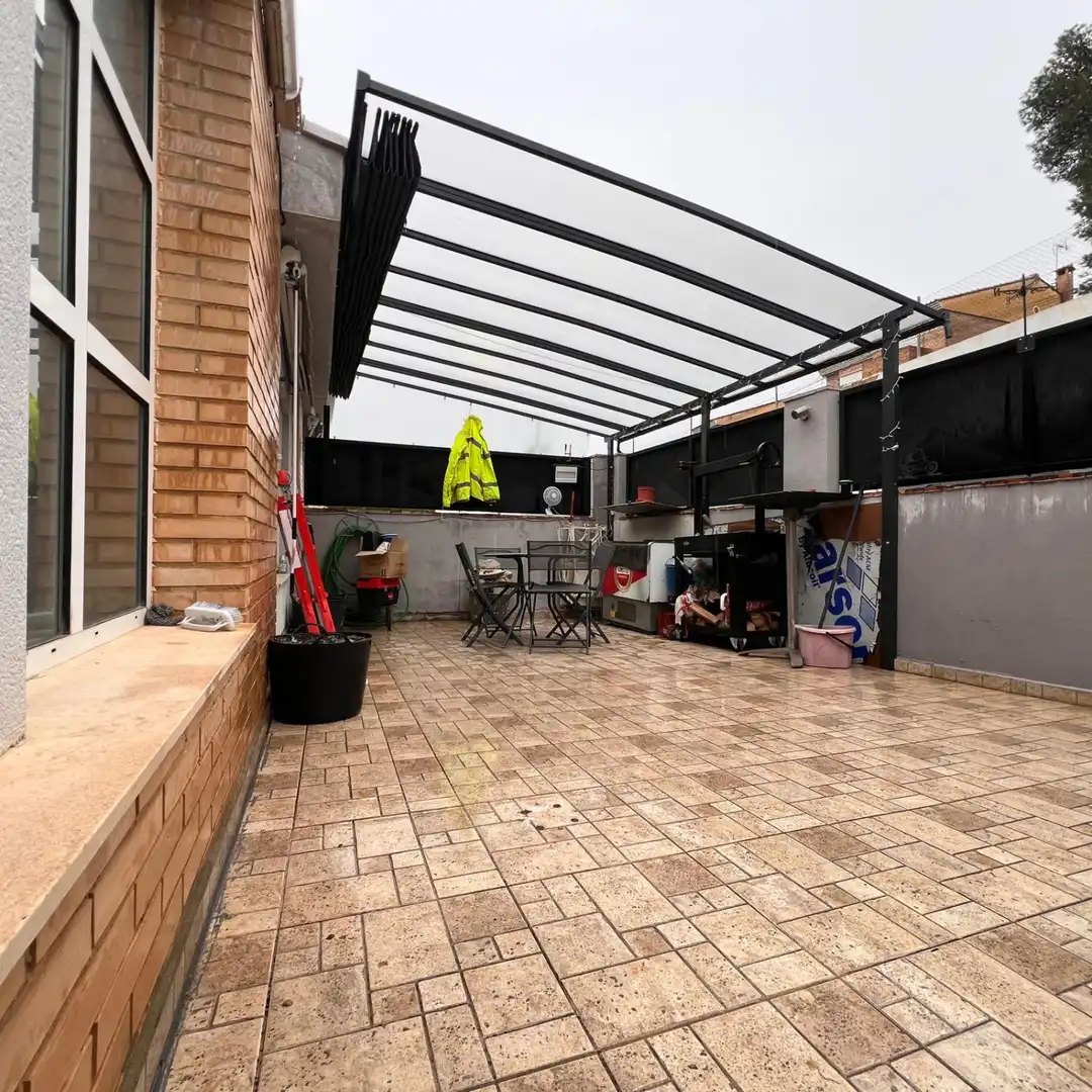 Terrasse von Einfamilien-Reihenhaus zum Verkauf in Chiva mit Heizung, Abstellraum und Balkon