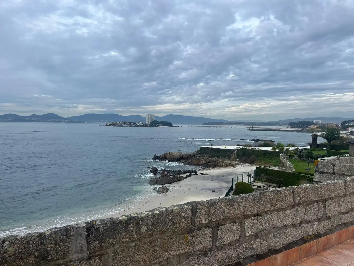 Vista exterior de Casa o xalet en venda en Vigo  amb Jardí privat, Terrassa i Traster