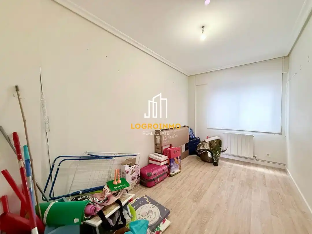 Flat for sale in  Logroño  with Air Conditioner, Heating and Parquet flooring