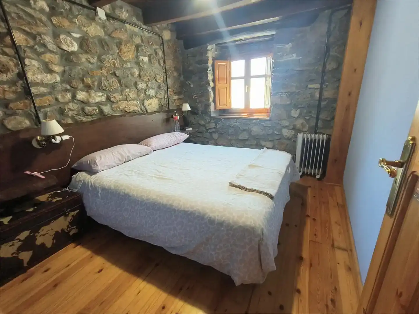 Dormitori de Finca rústica en venda en Cabrillanes amb Moblat
